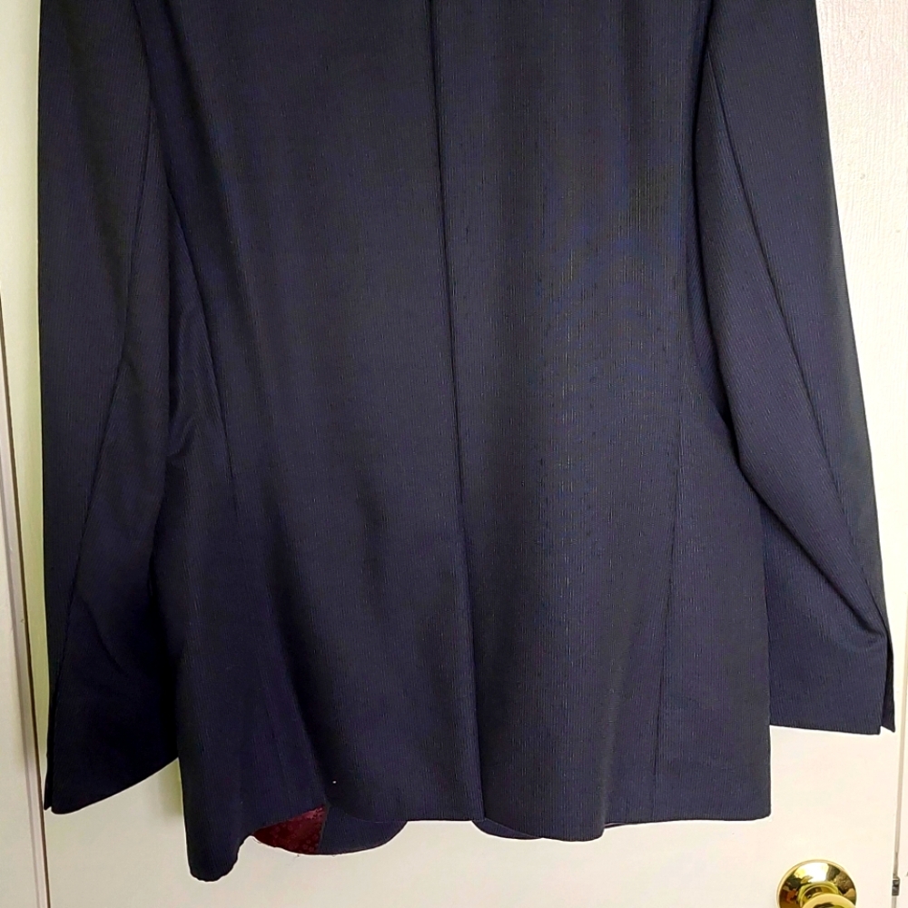Regular fit suit jacket.